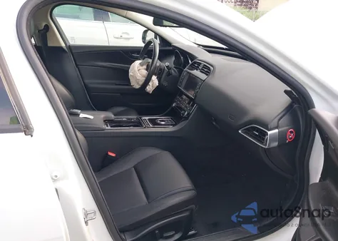 2018 Jaguar Xe 35T Premium z USA, uszkodzony, nr VIN SAJAJ4EV4JCP25583